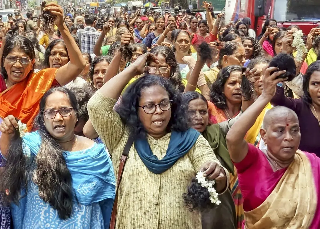 ആശ വര്ക്കേഴ്സ് മുടി മുറിച്ചും തലമുണ്ഡനം ചെയ്ത് പ്രതിഷേധിച്ചപ്പോള് | Photo: PTI