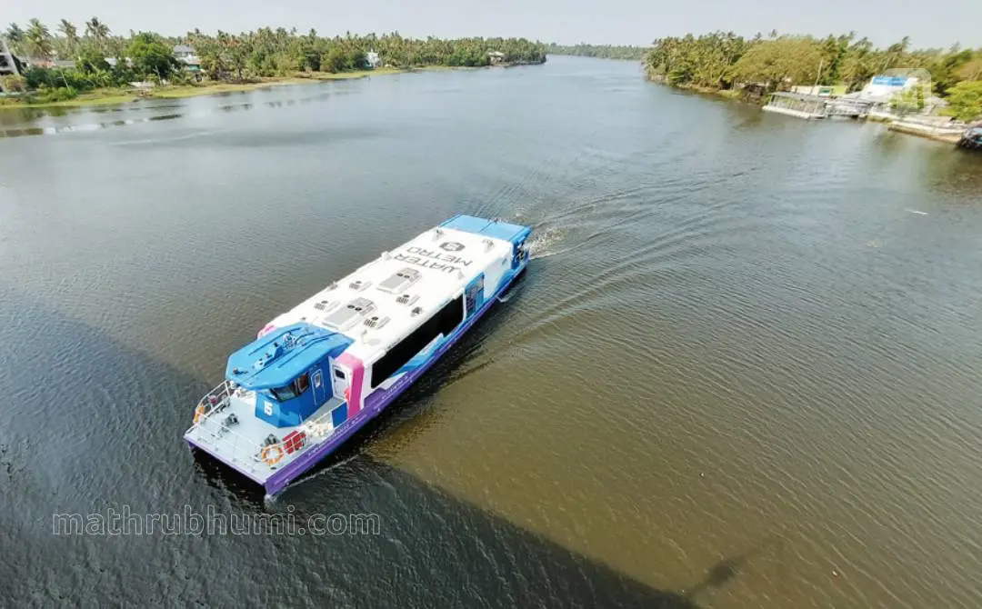 ഏലൂർ ബോട്ട് ജെട്ടിയിൽ നിന്നും എറണാകുളത്തേക്ക് പോകുന്ന വാട്ടർ മെട്രോ ബോട്ട് | ഫോട്ടോ: എം.വി സിനോജ് \ മാതൃഭൂമി