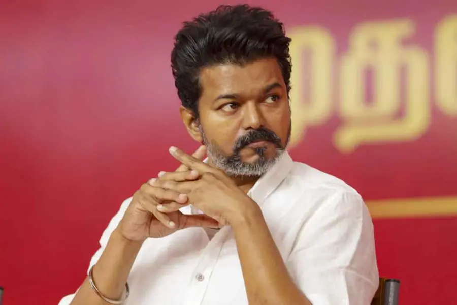 മരത്തില്നിന്ന് വിജയ്യുടെ വാഹനത്തിലേക്ക് ചാടി ആരാധകന്; അമ്പരന്ന് നടന്, വിമർശിച്ച് സോഷ്യൽമീഡിയ