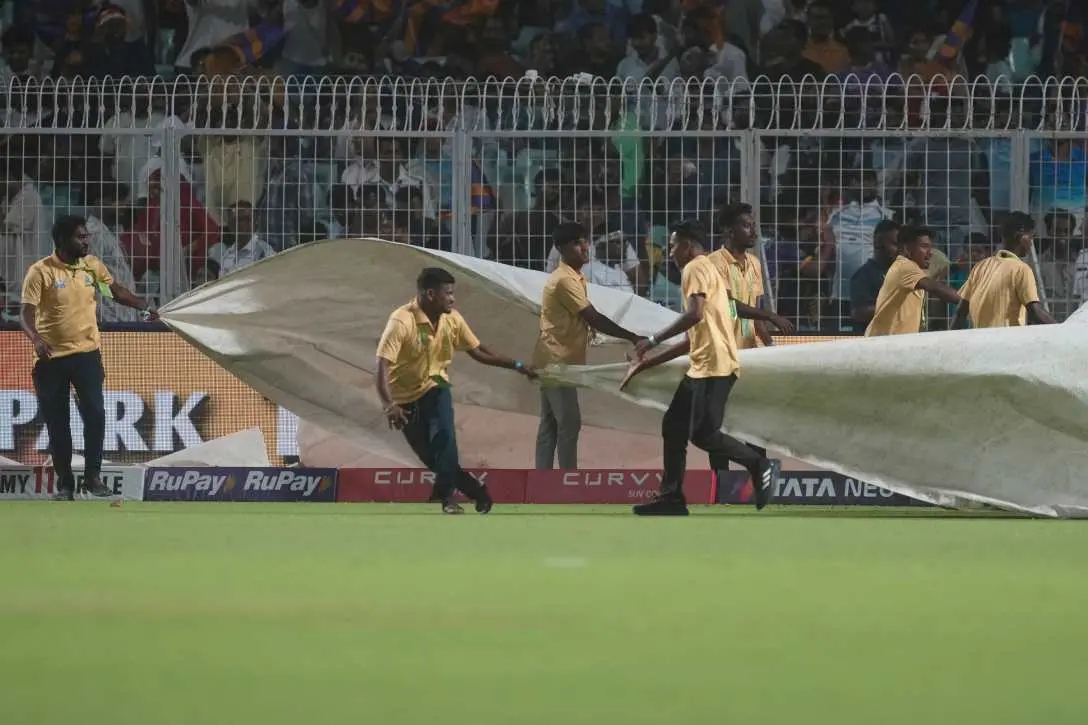 ഐപിഎല്ലില് പഞ്ചാബ്-കൊല്ക്കത്ത മത്സരത്തിനിടെ മഴ പെയ്തപ്പോള് |ഫോട്ടോ:AP