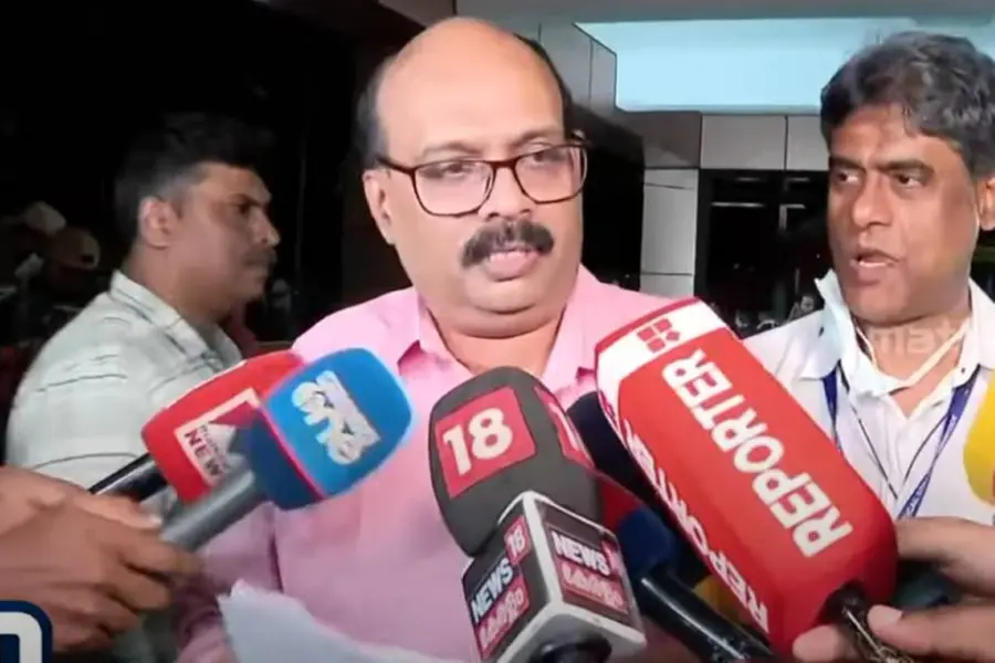 നാല് പേര് മരിച്ചത് പുക കാരണമല്ല, ഒരാള് കൊണ്ടുവന്നപ്പോഴേ മരണപ്പെട്ടിരുന്നു; അധികൃതര്