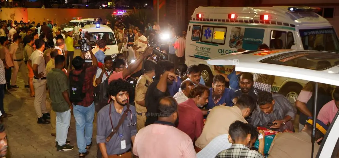 കോഴിക്കോട് മെഡിക്കല് കോളജില് വെള്ളിയാഴ്ച്ച രാത്രി അത്യാഹിത വിഭാഗത്തിലെ എം.ആര്.ഐ യൂണിറ്റിലുണ്ടായ പൊട്ടിത്തെറിയെ തുടര്ന്ന് രോഗികളെ മാറ്റുന്നു |ഫോട്ടോ:കെ.കെ.സന്തോഷ്