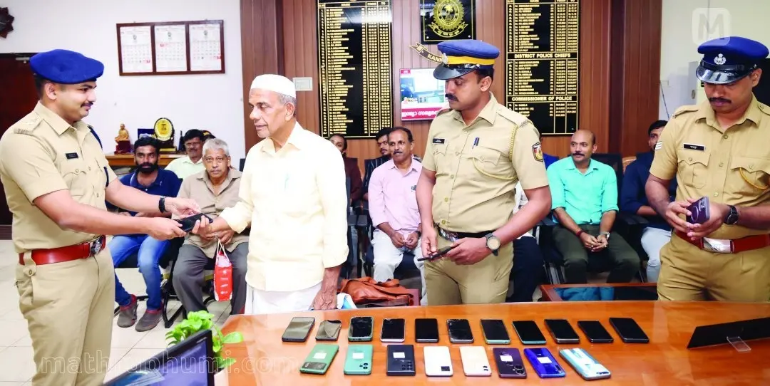 കണ്ണൂര് സൈബര്സെല് വീണ്ടെടുത്ത മൊബൈല് ഫോണുകള് ഉടമകള്ക്ക് തിരിച്ചേല്പിക്കുന്ന സിറ്റി പോലീസ് കമ്മിഷണര് പി. നിതിന്രാജ്
