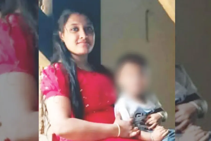 നിയന്ത്രണംവിട്ട സ്കൂട്ടർ റോഡരികിൽ കൂട്ടിയിട്ടിരുന്ന പൈപ്പിൽത്തട്ടി മറിഞ്ഞു; യുവതിയും കുഞ്ഞും മരിച്ചു