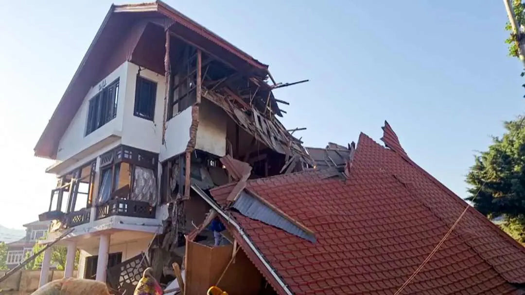 ബന്ദിപോരയിൽ ഭീകരന്റെ വീട് സുരക്ഷാ സേന ബോംബിട്ട് തകർത്തപ്പോൾ | Photo: ANI