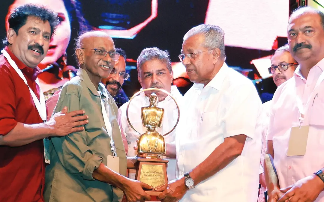 ഷാജി എൻ. കരുൺ ജെ.സി. ഡാനിയേൽ പുരസ്കാരം മുഖ്യമന്ത്രി പിണറായി വിജയനിൽ നിന്ന് ഏറ്റുവാങ്ങുന്നു | ചിത്രം: മാതൃഭൂമി