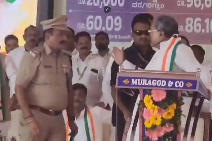 'നിങ്ങളെന്താണ് ഇവിടെ ചെയ്യുന്നത്?'; വേദിയിൽവെച്ച് ഉന്നത പോലീസ് ഉദ്യോഗസ്ഥനെ അടിക്കാനോങ്ങി സിദ്ധരാമയ്യ