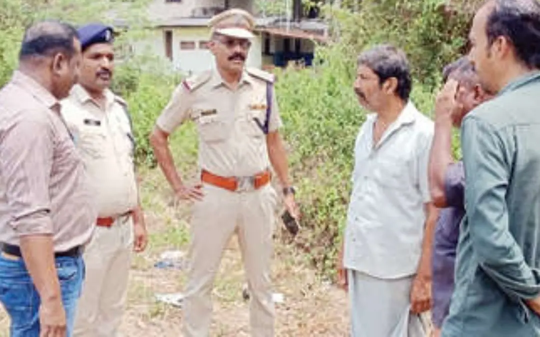 ആർപിഎഫ്, റെയിൽവേ പോലീസ് എന്നിവർ കരിങ്കല്ലുകൾവെച്ച സ്ഥലം പരിശോധിക്കുന്നു
