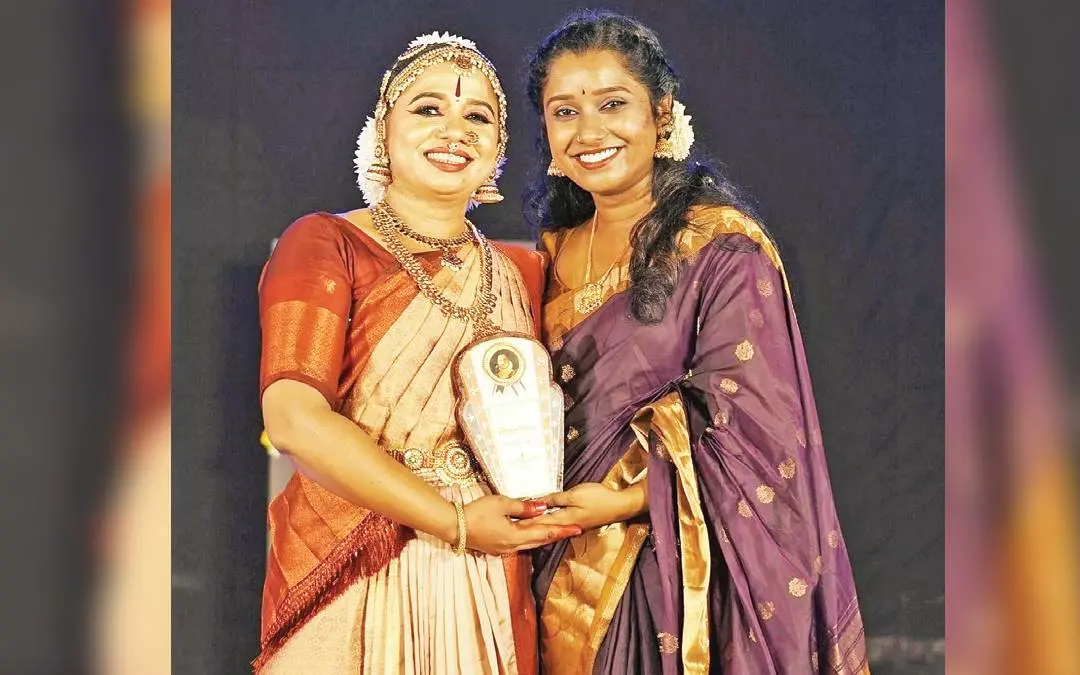 ഭരതനാട്യത്തിൽ അരങ്ങേറ്റംകുറിച്ച എസ്. അമ്പിളിയും മകൾ കലാമണ്ഡലം ശ്രീലക്ഷ്മിയും