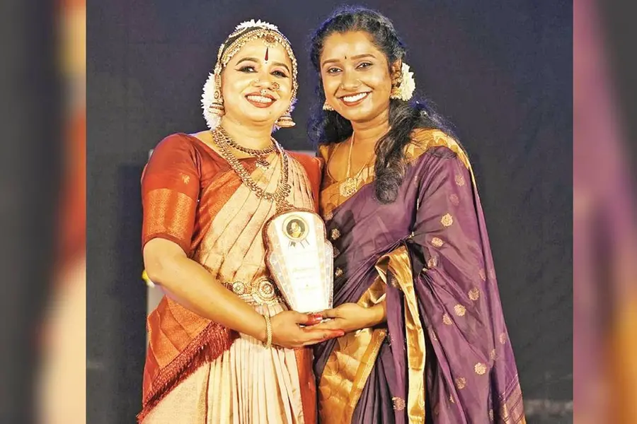 സ്കൂളിൽ മകൾക്ക് അമ്മ ഗുരു; അരങ്ങിൽ അമ്മയ്ക്ക് ഗുരു മകൾ