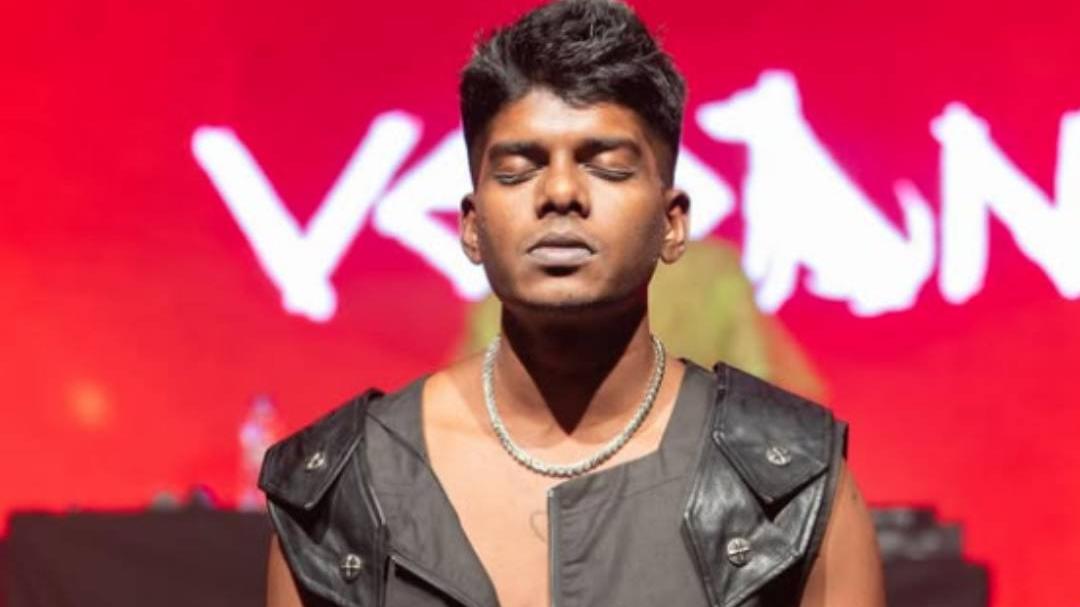 Vedan Rapper New വേടന്റെ ഫ്ളാറ്റിൽ വടിവാളും; പുലിപ്പല്ല് ധരിച്ചതിന് കേസെടുത്ത് ...