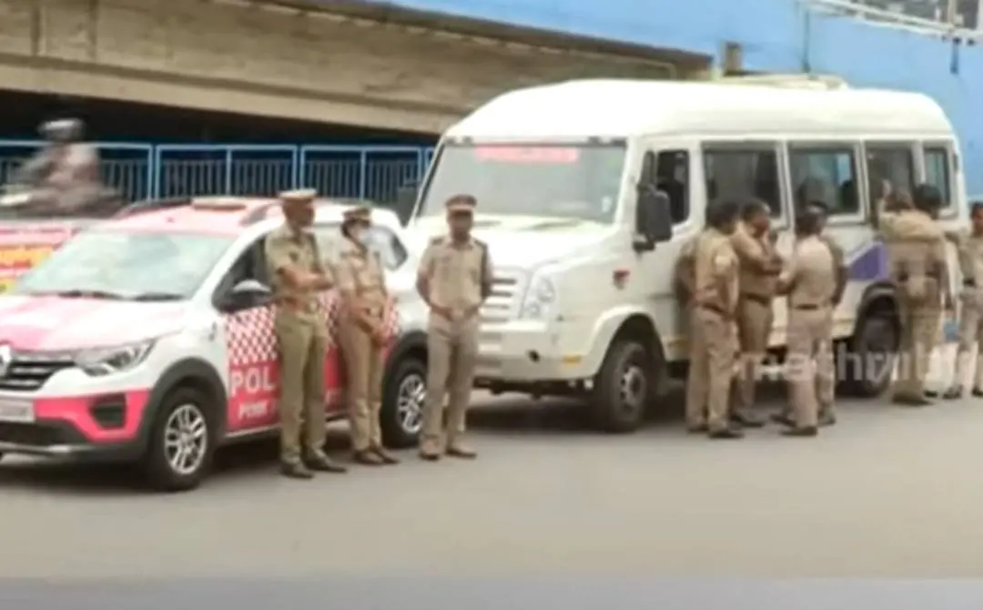 ഹോട്ടലിന് മുന്നില് പോലീസ് സംഘം | Screengrab: Mathrubhumi News