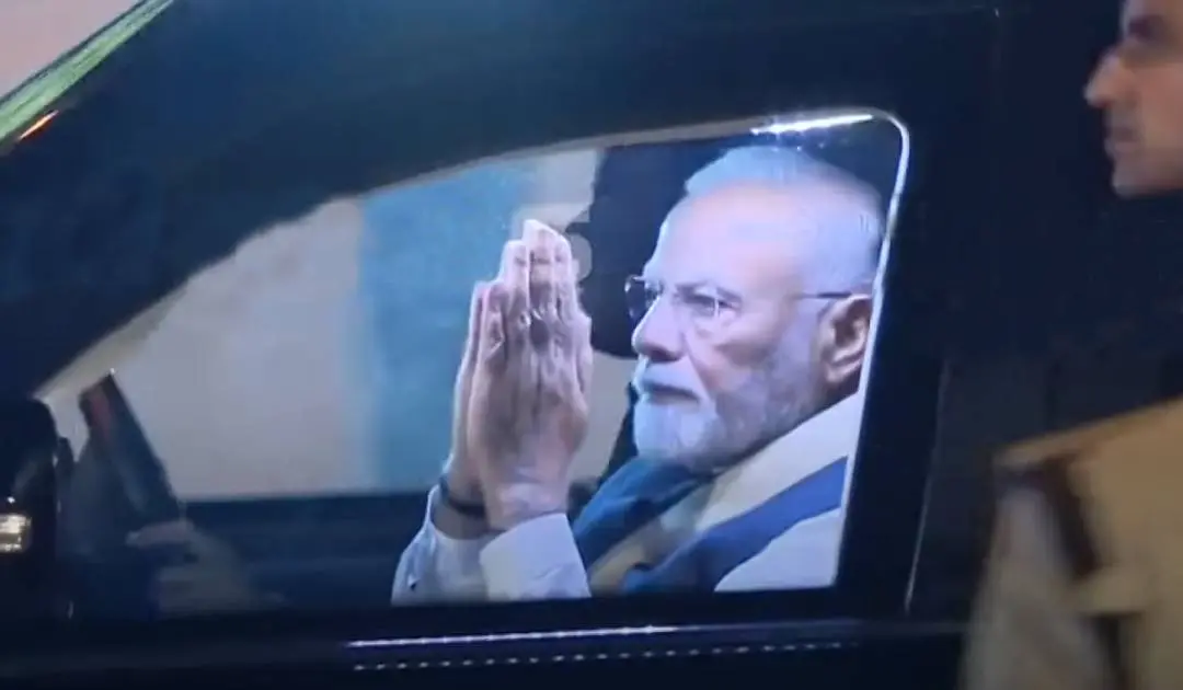തിരുവനന്തപുരത്തുനിന്ന് രാജ്ഭവനിലേക്കുള്ള യാത്രയ്ക്കിടെ പ്രധാനമന്ത്രി നരേന്ദ്ര മോദി
