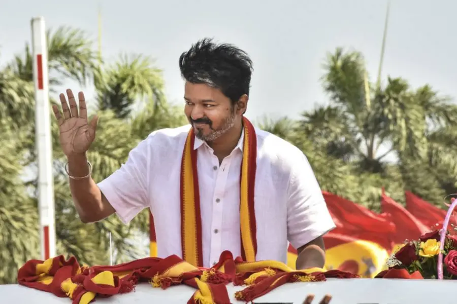 'ഹെല്മറ്റില്ലാതെ എന്നെ ബൈക്കില് പിന്തുടരരുത്'; ആരാധകര്ക്ക് വിജയ്യുടെ ഉപദേശം