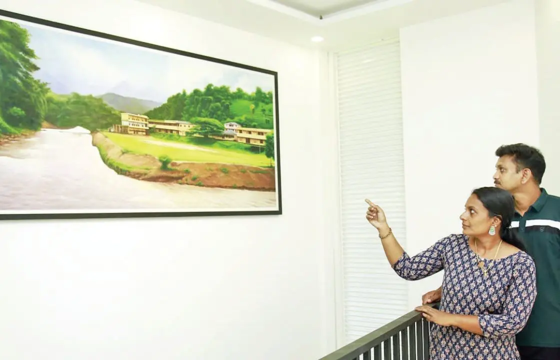 പാണാവള്ളി പത്മാലയം വീട്ടില് എസ്. രശ്മിയും ഭര്ത്താവ് ബി. അനൂപും വീട്ടില് സ്ഥാപിച്ച വെള്ളാര്മല വൊക്കേഷണല് ഹയര് സെക്കന്ഡറി സ്കൂളിന്റെ ചിത്രത്തിന് സമീപം