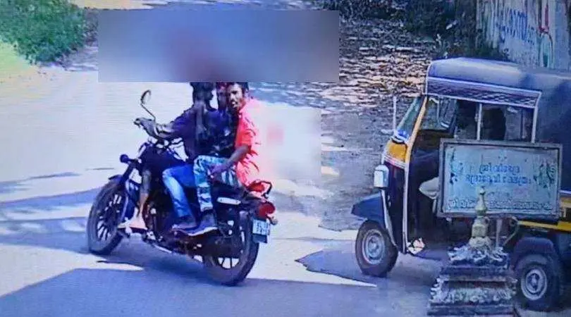 സുധീഷിനെ കൊലപ്പെടുത്തിയ ശേഷം കാല്വെട്ടിയെടുത്ത് ആഹ്ലാദപ്രകടനം നടത്തുന്ന പ്രതികള്
