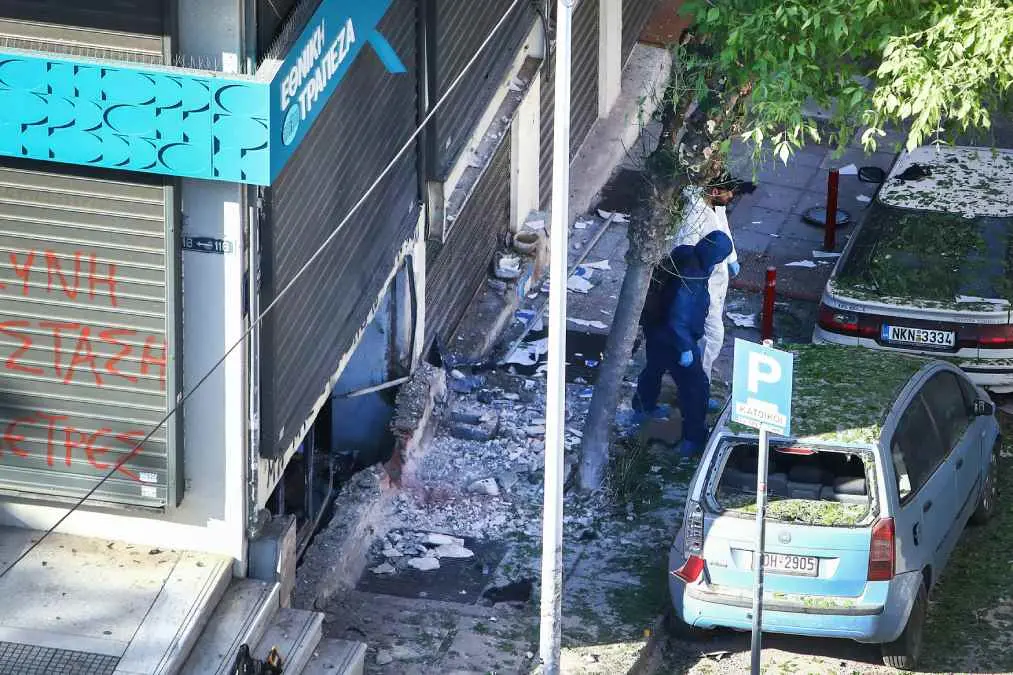 ബോംബ് പൊട്ടിത്തെറിച്ച് 38-കാരി കൊല്ലപ്പെട്ട സംഭവസ്ഥലത്ത് ഫോറന്സിക് സംഘം പരിശോധന നടത്തുന്നു | Photo: AP