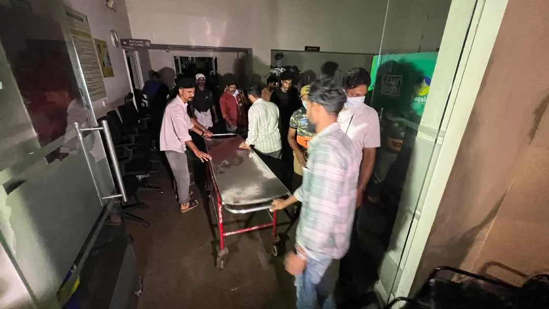 കോഴിക്കോട് മെഡിക്കൽ കോളേജ് ആശുപത്രിയിലെ അപകടത്തിലെ രക്ഷാപ്രവർത്തന ദൃശ്യം