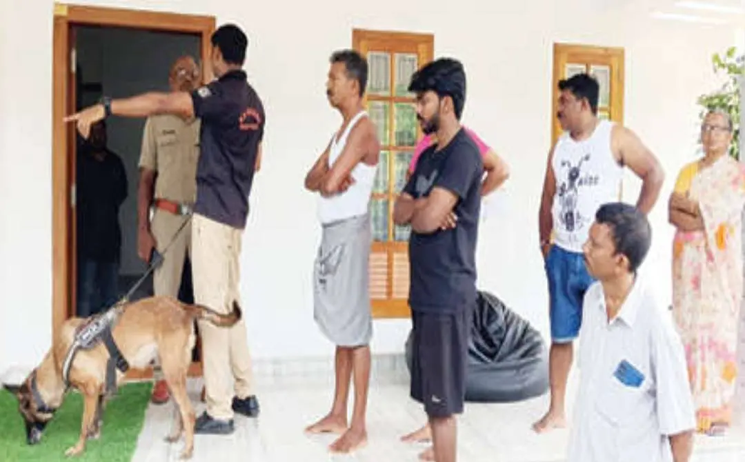 കവർച്ചനടന്ന പലിയേരിയിലെ മനോഹരന്റെ വീട്ടിൽ ഡോഗ് സ്ക്വാഡ് പരിശോധന നടത്തുന്നു