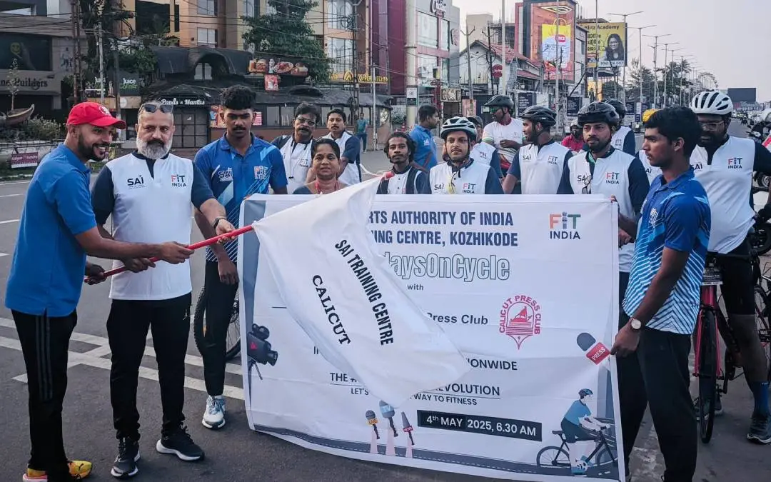 സ്പോര്ട്സ് അതോരിറ്റി ഓഫ് ഇന്ത്യ കോഴിക്കോട് ഘടകവും കാലിക്കറ്റ് പ്രസ് ക്ലബും സംയുക്തമായി സംഘടിപ്പിച്ച ഫിറ്റ് ഇന്ത്യ സണ്ഡേസ് ഓണ് സൈക്കിള് റാലി കമാല് വരദൂര് ഫ്ലാഗ് ഓഫ് ചെയ്യുന്നു. സായ് അത്ലറ്റിക്സ് കോച്ച് നവിന് മാലിക് സമീപം.