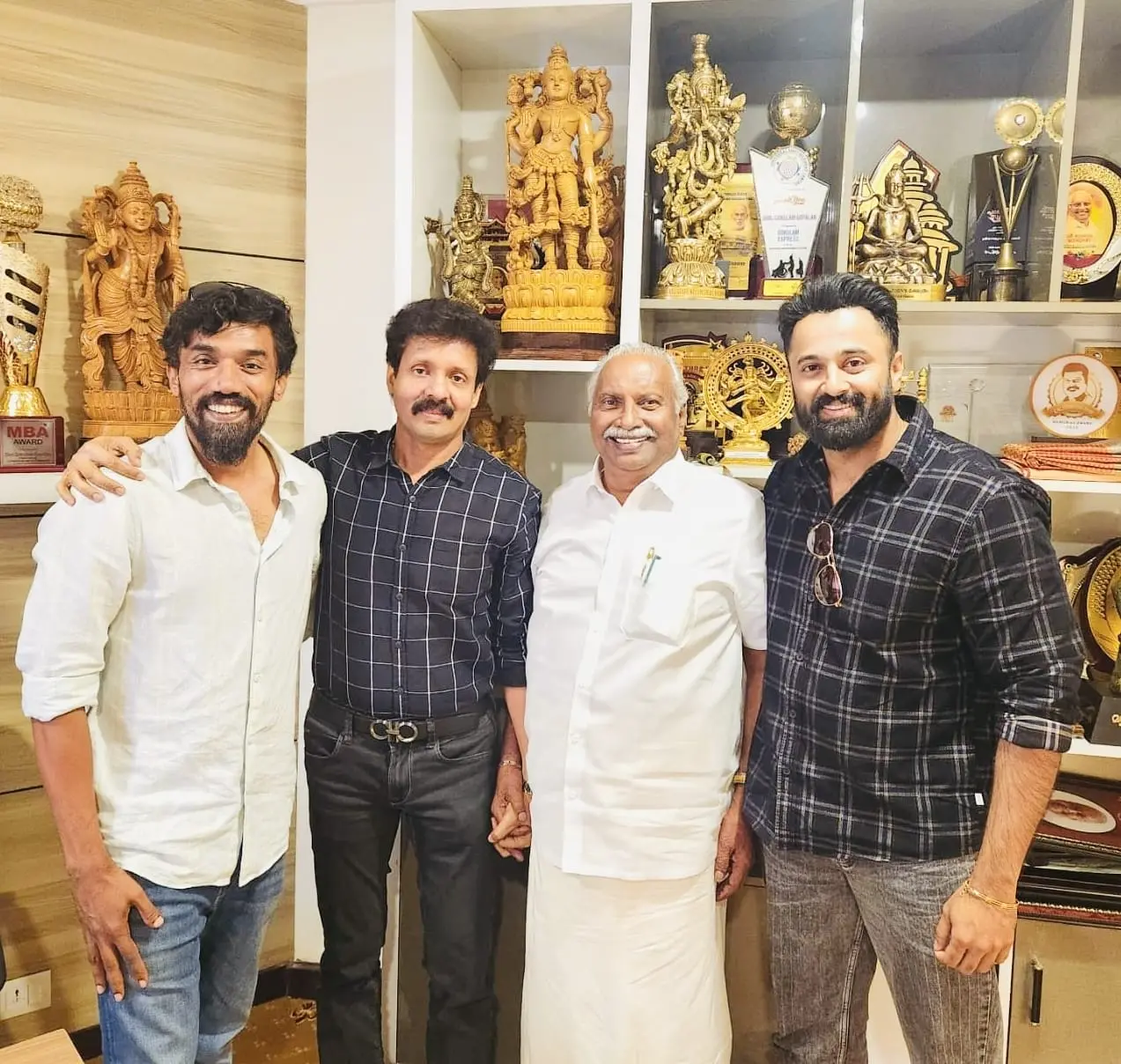 ഉണ്ണി മുകുന്ദനും മിഥുൻ മാനുവൽ തോമസും ഗോകുലം ഗോപാലനൊപ്പം | ഫോട്ടോ: Facebook