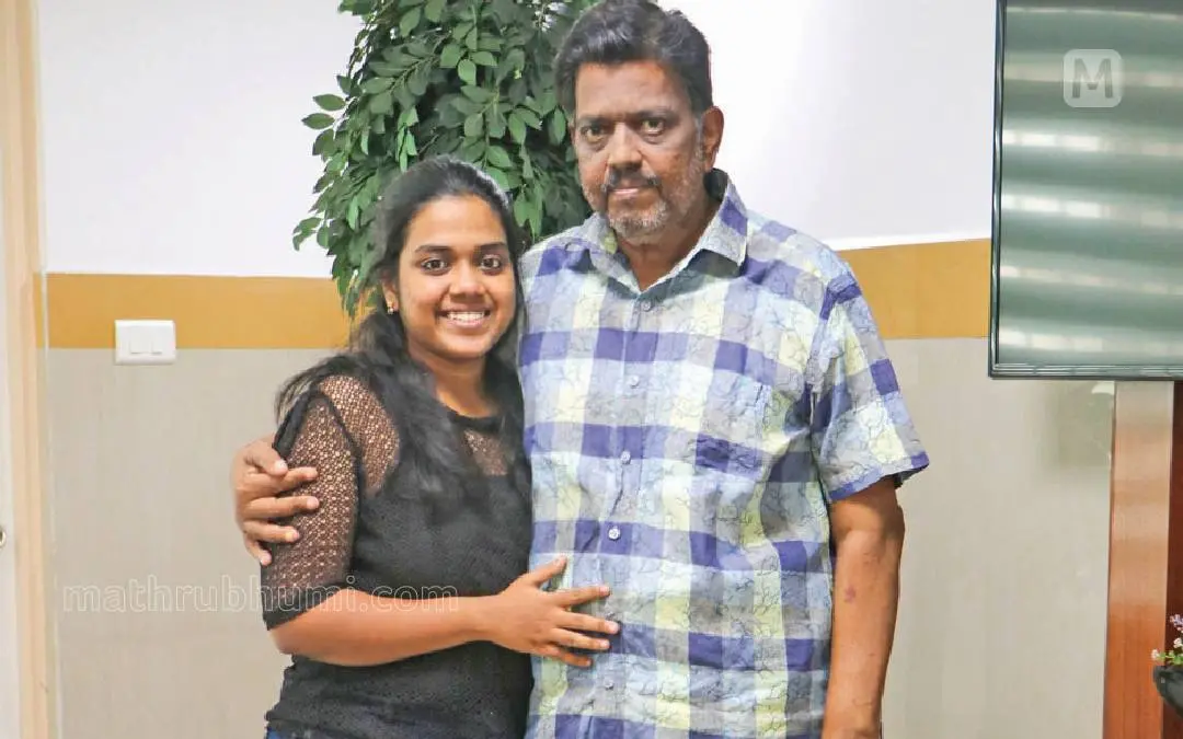 അജിതൻ മകൾ അക്ഷരയ്ക്കൊപ്പം