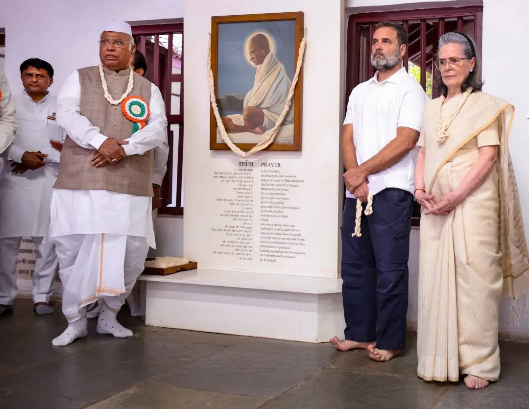 എഐസിസി യോഗത്തിനിടെ സബർമതി ആശ്രമത്തിൽ എത്തിയ മല്ലികാർജുൻ ഖാർഗെ, രാഹുൽ ഗാന്ധി, സോണിയ ഗാന്ധി എന്നിവർ | എഐസിസി