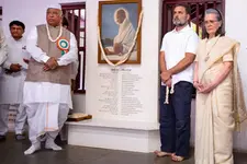 ഗാന്ധിയുടെ കണ്ണടയുംവടിയും മോഷ്ടിക്കാം, ആശയം പിന്തുടരാനാവില്ല; പട്ടേലിനെയും മുറുകെപ്പിടിച്ച് കോൺഗ്രസ്