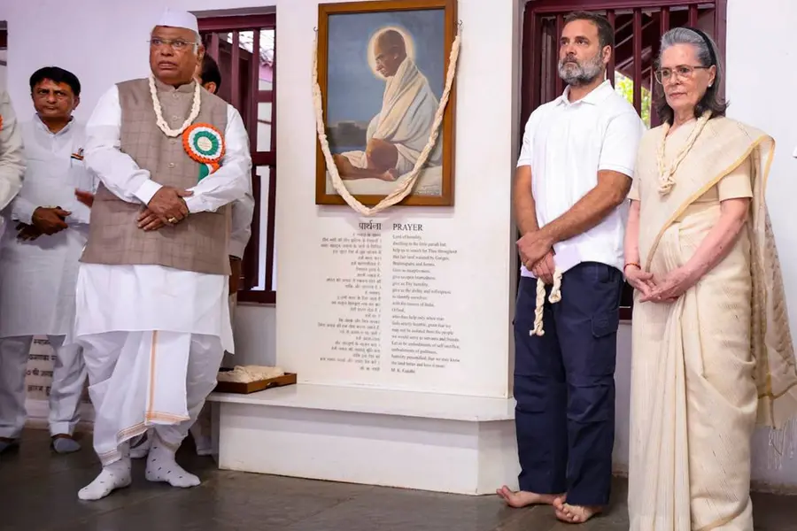 ഗാന്ധിയുടെ കണ്ണടയുംവടിയും മോഷ്ടിക്കാം, ആശയം പിന്തുടരാനാവില്ല; പട്ടേലിനെയും മുറുകെപ്പിടിച്ച് കോൺഗ്രസ്
