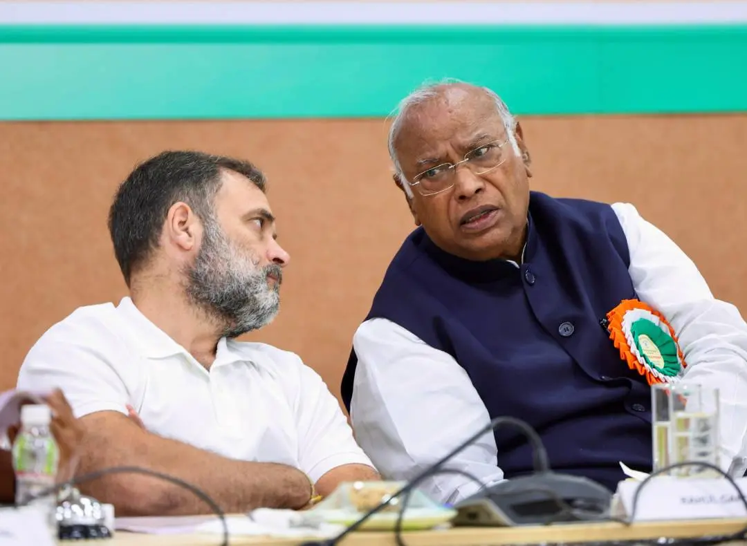 എഐസിസി സമ്മേളനത്തിൽ രാഹുൽ ഗാന്ധിയും ഖാർഗെയും | ഫോട്ടോ: എഐസിസി