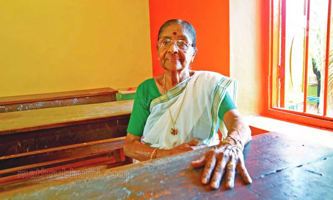 ലളിതകുമാരി താന്‍ പഠിച്ച എറണാകുളം ഗവ. ഗേള്‍സ് സ്‌കൂളിലെ ക്ലാസ് മുറിയില്‍ വീണ്ടുമെത്തിയപ്പോള്‍ | ഫോട്ടോ: റിദിന്‍ ദാമു