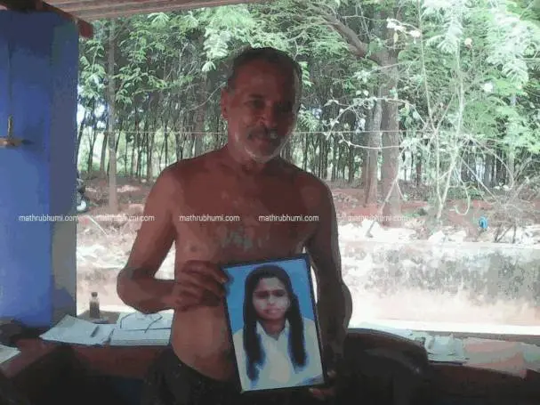 മകള് കൃഷ്ണപ്രിയയുടെ ഫോട്ടോയുമായി ശങ്കരനാരായണന് ഫയല് ചിത്രം