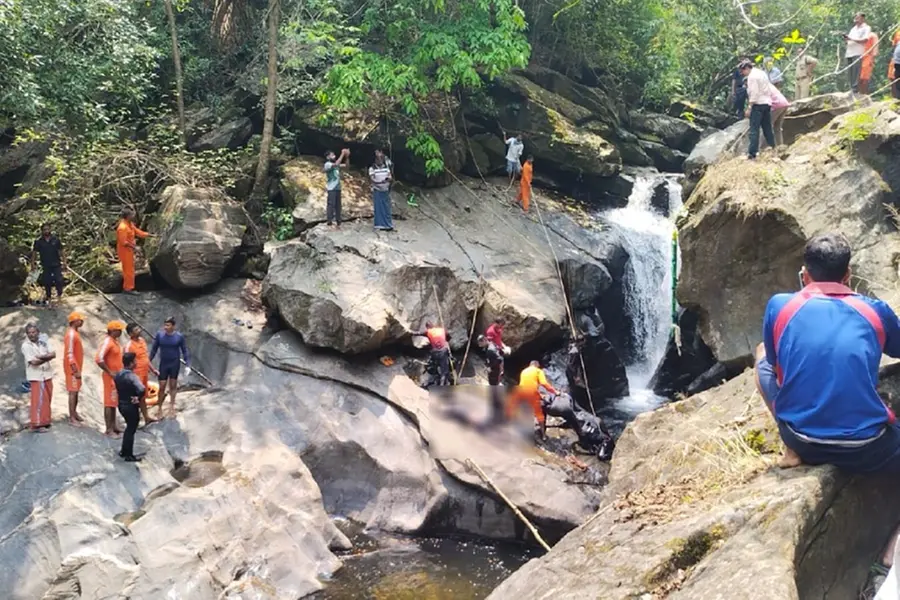 തേനെടുക്കാൻ പോയി വെള്ളംനിറഞ്ഞ കുഴിയിൽ കാണാതായ യുവാവിന്റെ മൃതദേഹം കണ്ടെത്തി