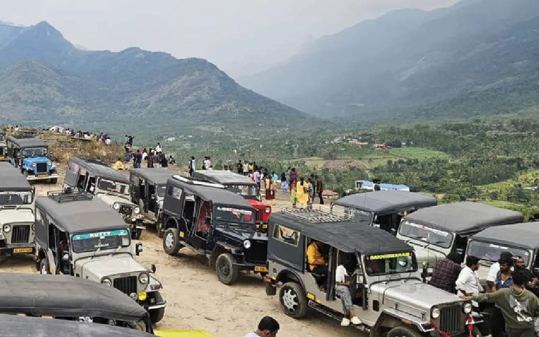 മുനിയറകളുള്ള മുരുകൻമലയിൽ സഞ്ചാരികളുമായി എത്തിയ ട്രെക്കിങ് ജീപ്പുകൾ. വേനലവധി തുടങ്ങിയതോടെ ഇവിടേക്ക് വിനോദസഞ്ചാരികളുടെ പ്രവാഹമാണ്