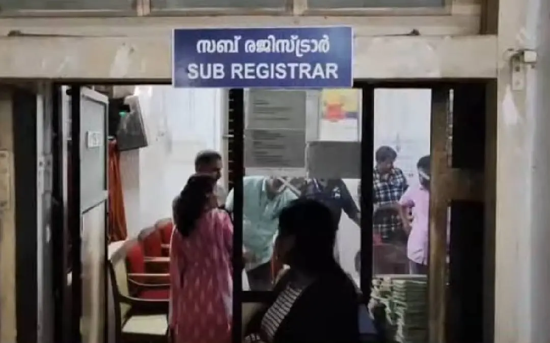 കഴക്കൂട്ടം സബ് രജിസ്ട്രാർ ഓഫീസിൽ നടന്ന മിന്നൽ പരിശോധന | Photo: Screengrab / Mathrubhumi News