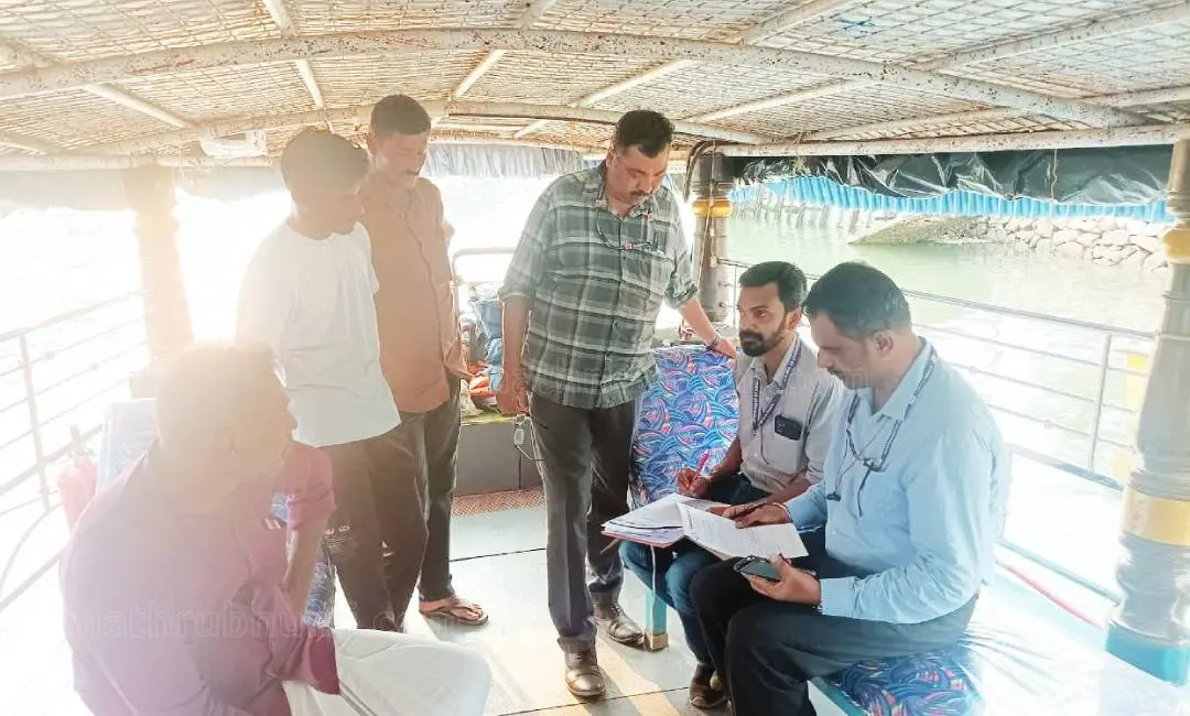 ചൊക്ലിക്കടുത്ത് മോന്താല് കടവില് ബോട്ടുകളില് അഴീക്കല് തുറമുഖ വകുപ്പ്ഉദ്യോഗസ്ഥര് പരിശോധന നടത്തുന്നു