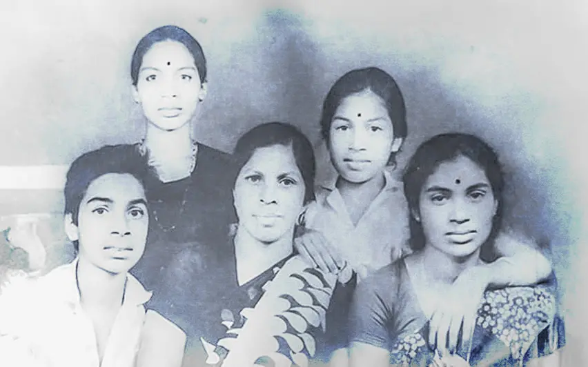 ബാബു എബ്രഹാം അമ്മയോടും സഹോദരിമാരോടുമൊപ്പം