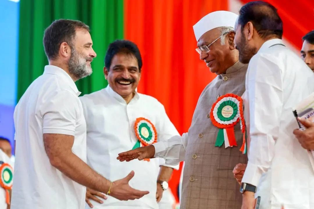 അഹമ്മദാബാദ് ഷാഹിബാഗിലെ സർദാർ വല്ലഭ്ഭായ് പട്ടേൽ സ്മാരകത്തിൽനടന്ന എഐസിസി വിശാല പ്രവർത്തകസമിതി യോഗത്തിന്റെ വേദിയിൽ രാഹുൽ ഗാന്ധി, കെ.സി. വേണുഗോപാൽ, മല്ലികാർജുൻ ഖാർഗെ തുടങ്ങിയവർ സൗഹൃദസംഭാഷണത്തിൽ |Photo:AICC