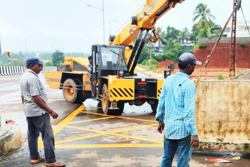 കൂരിയാട് സർവീസ് റോഡിലൂടെ ഗതാഗതം അനുവദിച്ചിട്ടില്ലെന്ന് അധികൃതർ