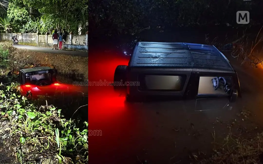 തോട്ടിൽ വീണ ജീപ്പ്