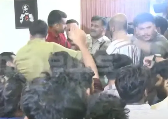 സ്കൂളിൽ നടന്ന പ്രതിഷേധത്തിൽനിന്ന് | Image courtesy: Mathrubhumi news screengrab