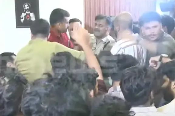 വിദ്യാര്ഥിനി ജീവനൊടുക്കിയത് സ്കൂളിലെ മാനസികപീഡനം കാരണമെന്ന് ആരോപണം; സ്കൂളിൽ പ്രതിഷേധം