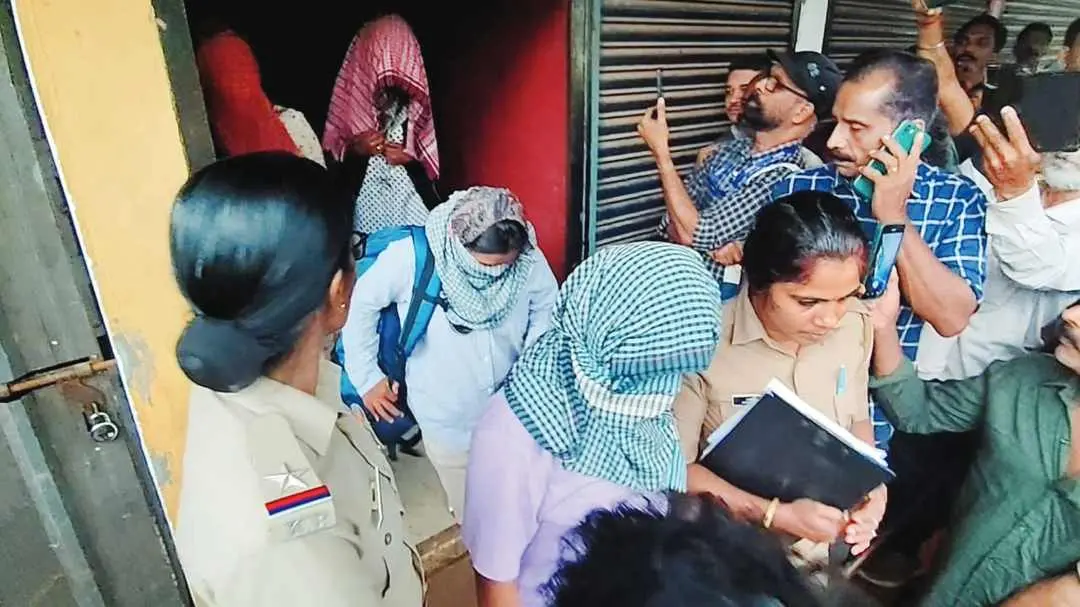 പേരാമ്പ്ര ആയുഷ് വെൽനസ് സെന്ററിൽ റെയ്ഡുനടത്തിയശേഷം സ്ഥാപനത്തിലുള്ളവരെ പോലീസ് സ്റ്റേഷനിലേക്ക് കൊണ്ടുപോകുന്നു