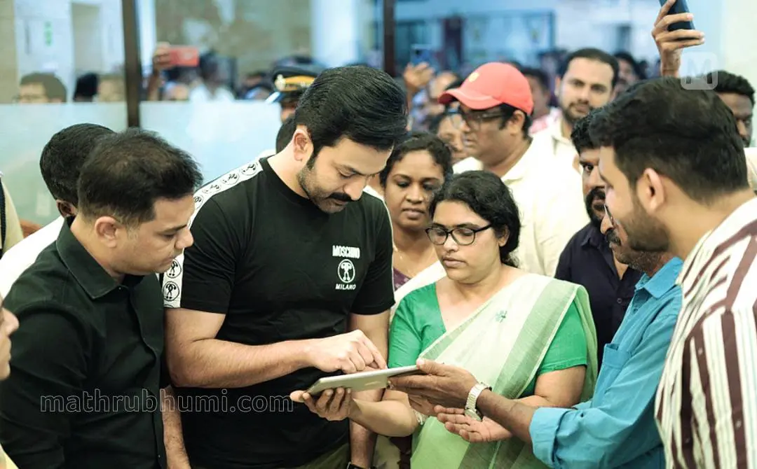ശരൺ കൃഷ്ണയുടെ ഷോർട്ട് ഫിലിം അമ്മ സോണിയ നീട്ടിയ ഐപാഡിൽ നടൻ പൃഥ്വിരാജ് പ്രകാശനം ചെയ്യുന്നു | ഫോട്ടോ: മാതൃഭൂമി