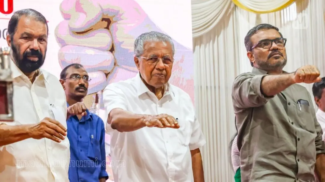 തിരുവനന്തപുരം കോട്ടണ്‍ഹില്‍ സ്‌കൂളില്‍ നടന്ന ലഹരി വിരുദ്ധ ക്യാമ്പയിന്‍ സ്‌കൂള്‍തല കര്‍മ്മ പദ്ധതിയുടെ സംസ്ഥാനതല ഉദ്ഘാടന ചടങ്ങില്‍ കുട്ടികള്‍ക്കൊപ്പം മുഖ്യമന്ത്രി പിണറായി വിജയന്‍ ലഹരി വിരുദ്ധ പ്രതിജ്ഞ എടുക്കുന്നു. മന്ത്രിമാരായ വി. ശിവന്‍കുട്ടി, എം.ബി. രാജേഷ് എന്നിവര്‍ സമീപം | ചിത്രം: ബി. മുരളീകൃഷ്ണന്‍, മാതൃഭൂമി
