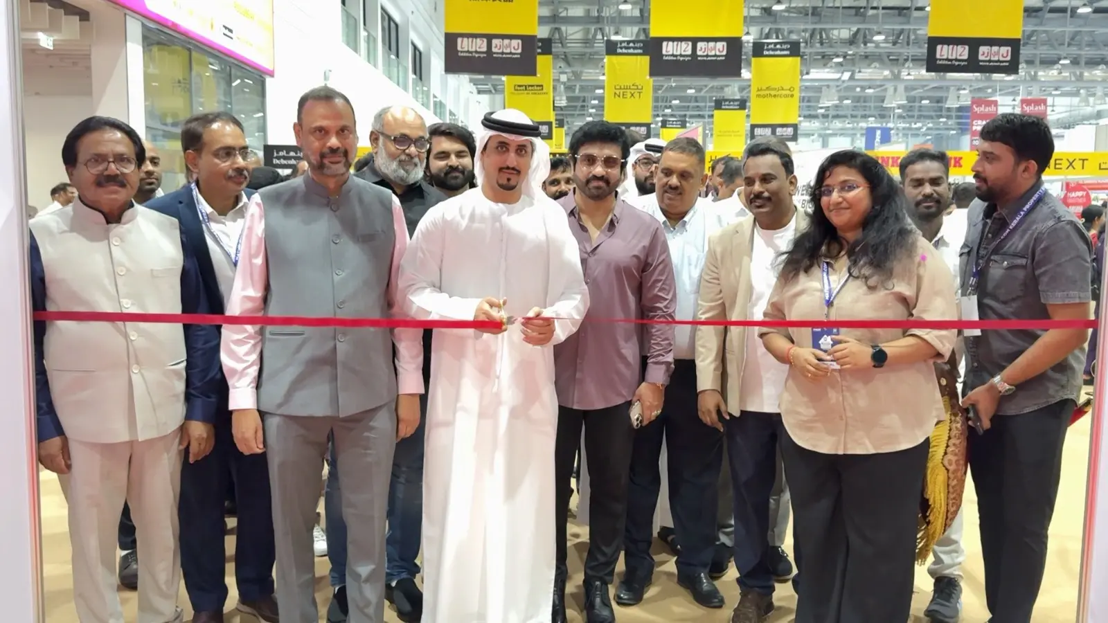 ഷാര്ജയില് മാതൃഭൂമി ഡോട്ട് കോം സംഘടിപ്പിക്കുന്ന കേരള പ്രോപ്പര്ട്ടി എക്സ്പോയുടെ ഉദ്ഘാടനം സുല്ത്താന് മാജിദ് അല് ഷംസി നിര്വ്വഹിക്കുന്നു. വി.ടി സലിം, സേതുനാഥ് മുകുന്ദന്, എം.എ. മെഹബൂബ്, അരുണ്കുമാര് കെ, എഎകെ മുസ്തഫ, കെ.ആര് പ്രമോദ്, ദീപ്തി എസ് പിള്ള, ഡോ.മുഹമ്മദ് അസ് ലം സലിം തുടങ്ങിയവര് സമീപം.