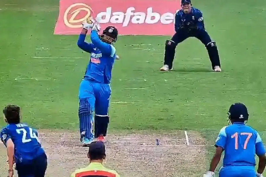 ചരിത്രം! ഇന്ത്യ അണ്ടർ 19 ടീമിനായി അതിവേഗസെഞ്ചുറി, ക്രീസിൽ വീണ്ടും വൈഭവതാണ്ഡവം