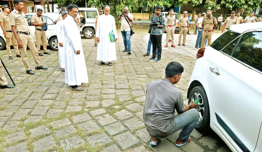 • ബിഷപ്പ് ഹൗസിൽ ചർച്ചയ്ക്കെത്തിയ വൈദികരുടെ വാഹനത്തിന്റെ ടയറിലെ കാറ്റ് സഭ അനുകൂലികളായ വിശ്വാസികൾ അഴിച്ചുവിട്ടത് പോലീസിന്റെ സാന്നിധ്യത്തിൽ നിറച്ചു കൊടുക്കുന്നു