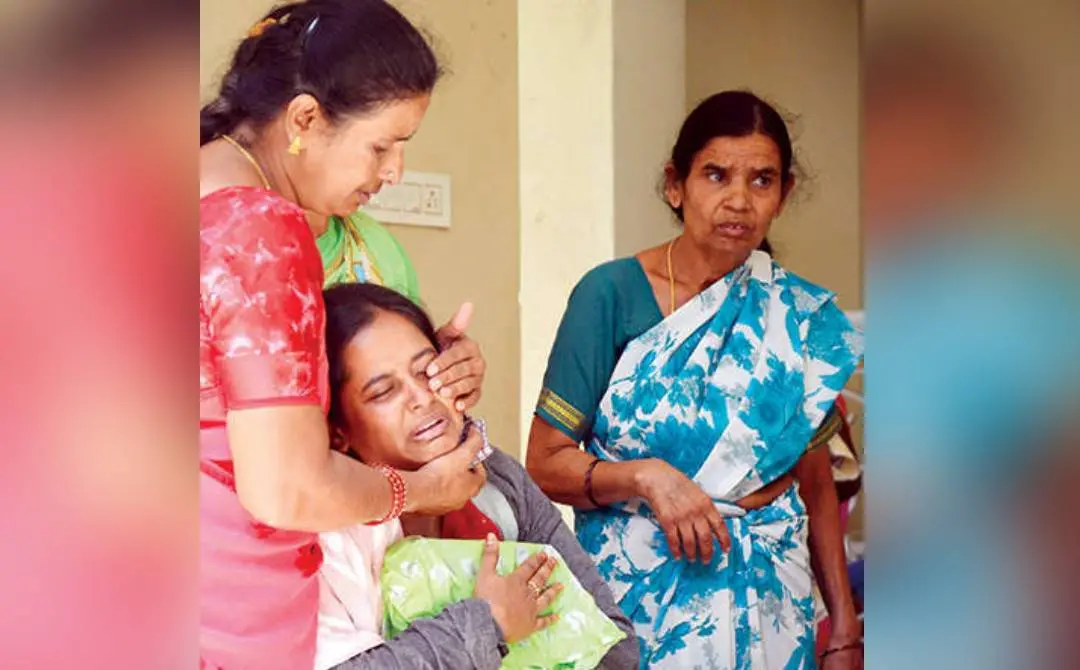 ചിന്നസ്വാമി സ്റ്റേഡിയത്തിലുണ്ടായ തിക്കിലും തിരക്കിലുംപെട്ടു മരിച്ച 15 വയസ്സുകാരി ദിവ്യാംശിയുടെ മൃതദേഹം യെലങങ്കയിലെ വീട്ടിലെത്തിച്ചപ്പോൾ വിലപിക്കുന്ന ബന്ധുക്കൾ