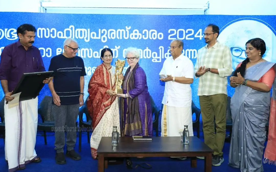 മാതൃഭൂമി സാഹിത്യപുരസ്കാരം എഴുത്തുകാരി സാറാ ജോസഫിന് ജ്ഞാനപീഠജേതാവ് പ്രതിഭാറായ് സമർപ്പിക്കുന്നു. മാതൃഭൂമി മാനേജിങ് ഡയറക്ടര് എം.വി. ശ്രേയാംസ് കുമാര്, മാതൃഭൂമി ചെയര്മാനും മാനേജിങ് എഡിറ്ററുമായ പി.വി. ചന്ദ്രന്, മാതൃഭൂമി ആഴ്ചപ്പതിപ്പ് അസിസ്റ്റൻറ് എഡിറ്റർ സുഭാഷ് ചന്ദ്രൻ, എഴുത്തുകാരായ ആർ. രാജശ്രീ, ഇ. സന്തോഷ് കുമാർ എന്നിവർ സമീപം. | ഫോട്ടോ: പി. കൃഷ്ണപ്രദീപ് /മാതൃഭൂമി